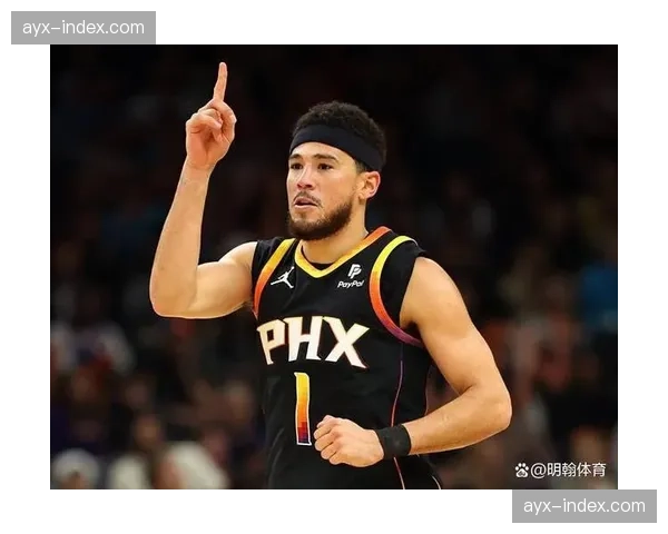 镜头回放：德文·布克利用双重掩护摆脱防守，命中高难度后仰